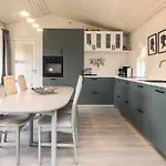 Home- Nearby Free Waterpark Access Holiday home *